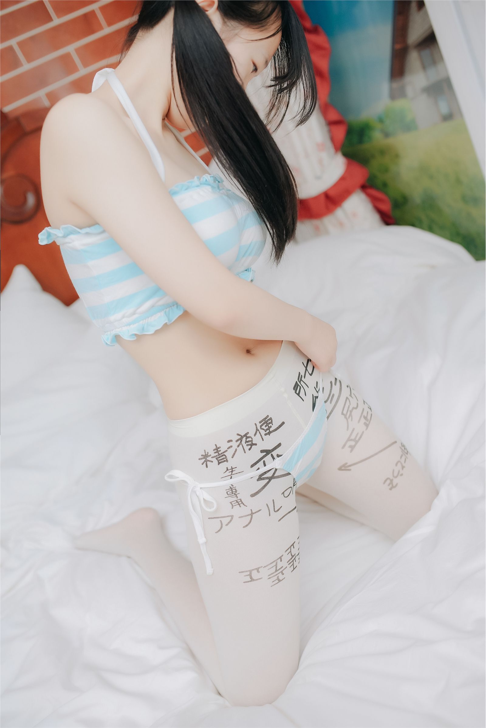 Micro blog loli thumb rabbit VIP charge photo set meat toilet socks